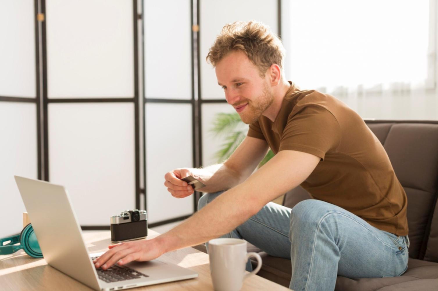 Outils de planification financière et calculatrice sur un bureau organisé